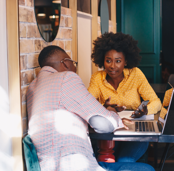 une conversation d'affaires dans un café